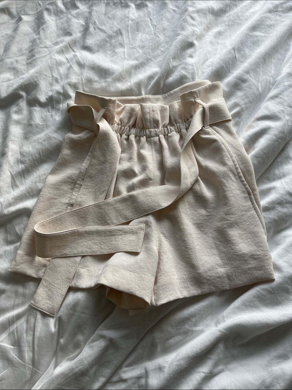 Wilfred High-Rise Tie-Waist Shorts in Cream